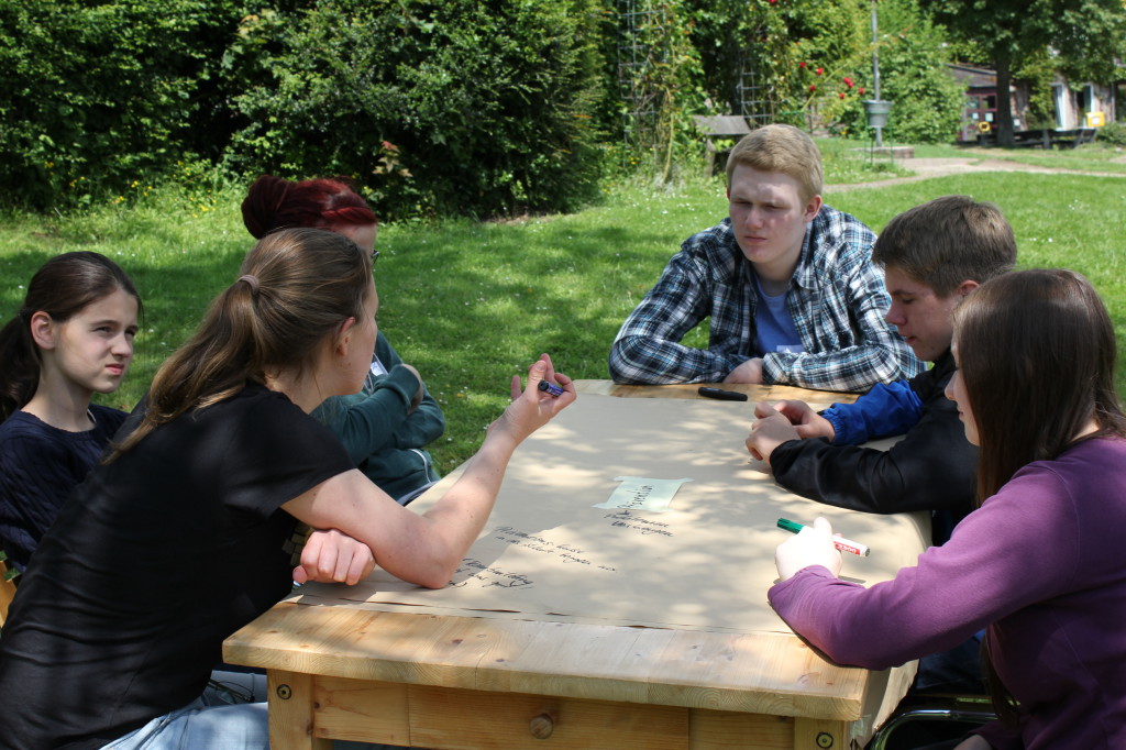 nachmittags wurden die Themen des Kinder- und Jugendförderplanes in Kleingruppen vertieft beraten (Foto: Elena Grell)